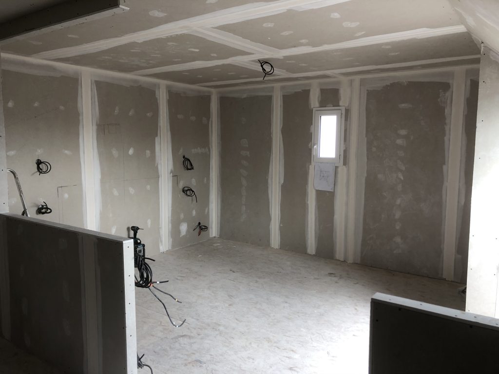 Aménagement de 2 chambres dans les combles avec une fenêtre dans la partie inférieure.